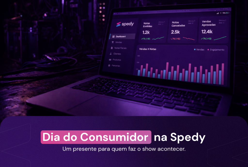 Um notebook exibindo a plataforma Spedy no chão de um palco, próximo à cabos de som.