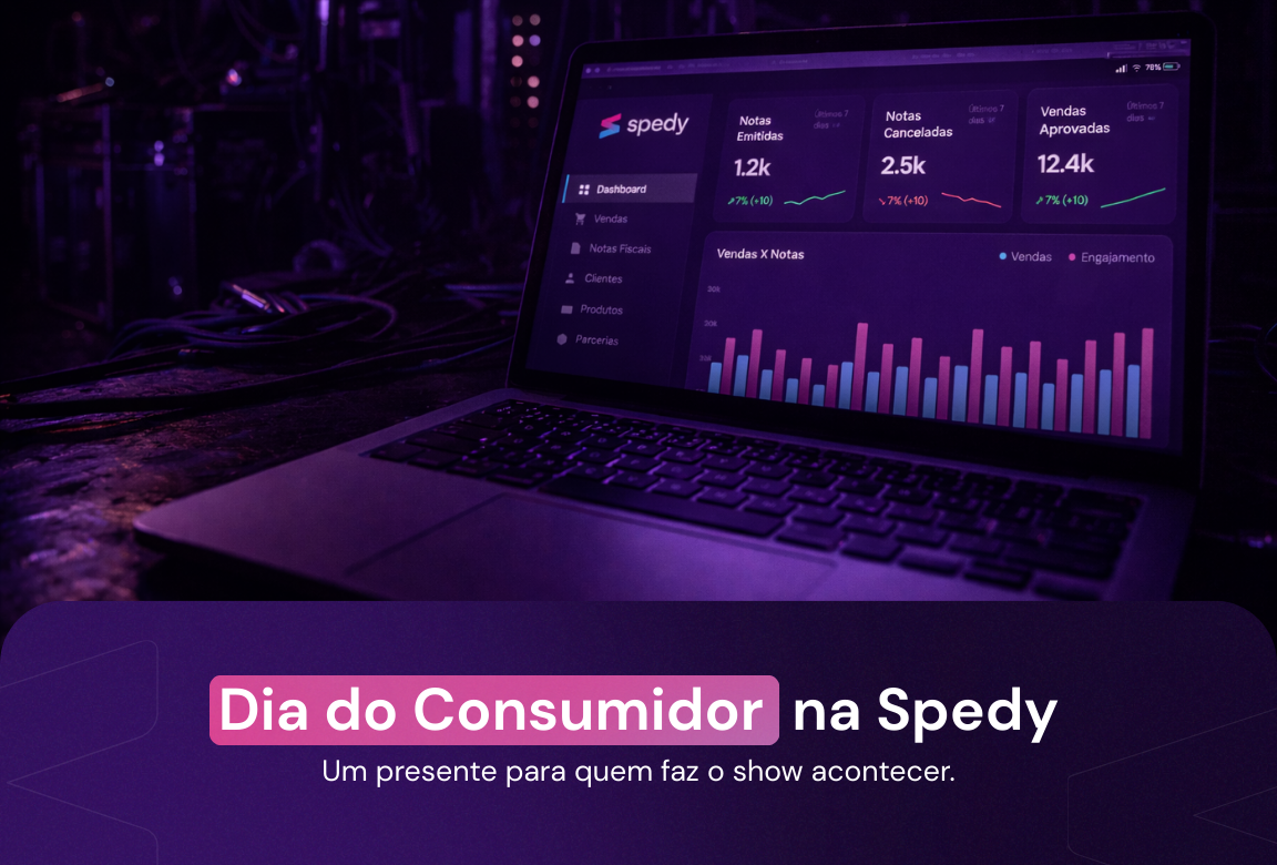 Um notebook exibindo a plataforma Spedy no chão de um palco, próximo à cabos de som.